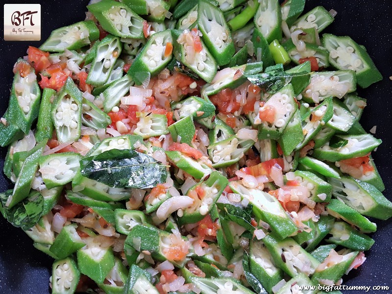 Making of okra kali miri stir fry (Ladyfinger Stir Fry)