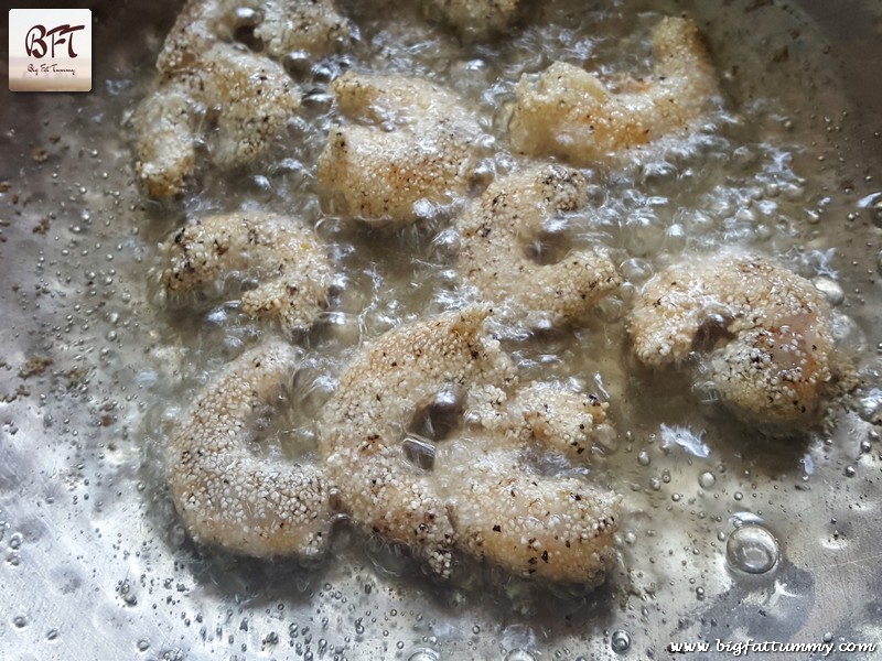 Preparation of Pepper Rawa Fried Prawns