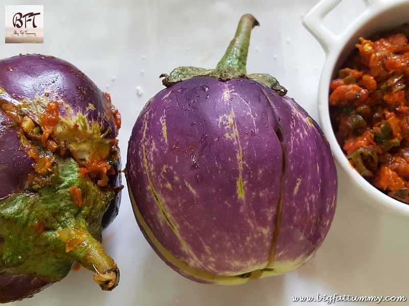 Preparation of Brinjal stuffed with Goan Prawn Recheio