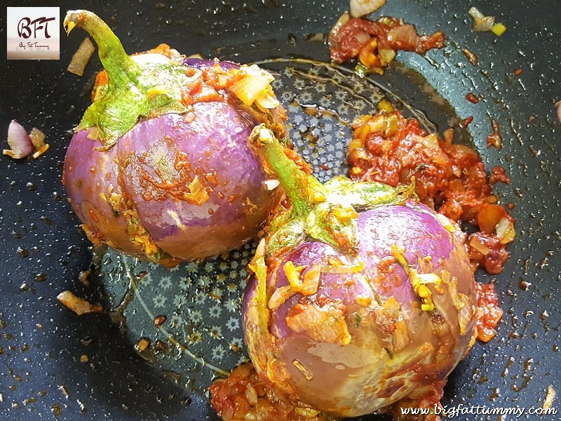 Preparation of Brinjal stuffed with Goan Prawn Recheio