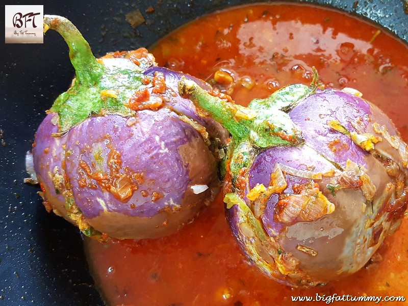 Preparation of Brinjal stuffed with Goan Prawn Recheio