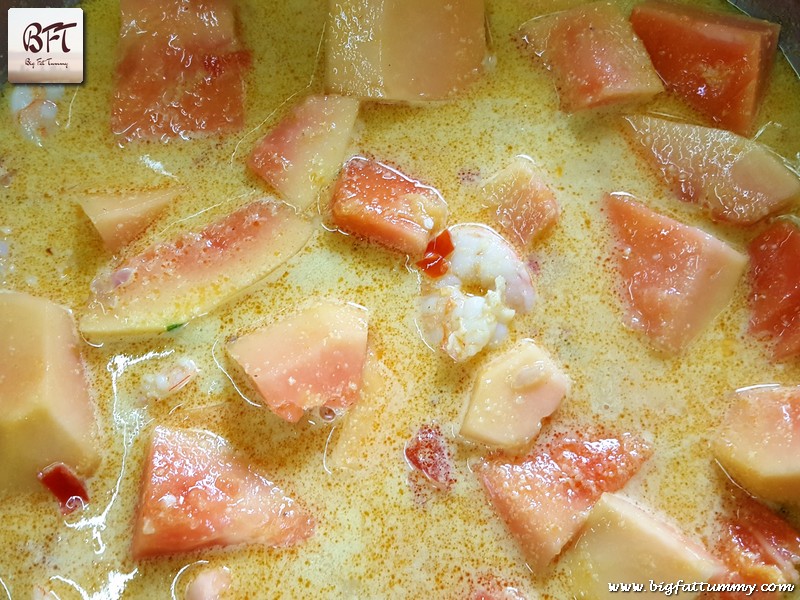 Preparation of Goan Raw Papaya Prawn Curry