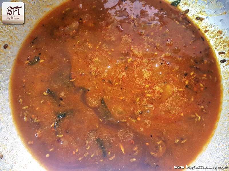 Making of Vaaval Meen Kuzhambu / Pomfret Fish Curry