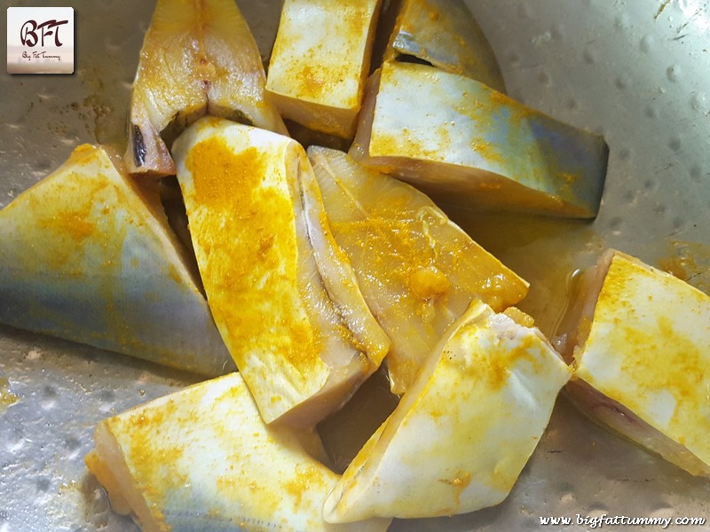 Making of Vaaval Meen Kuzhambu / Pomfret Fish Curry