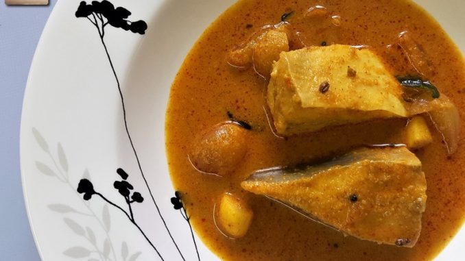 Vaaval Meen Kuzhambu / Pomfret Fish Curry