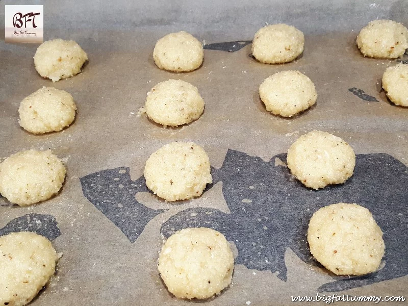 Making of Quick Bolinhas (coconut-semolina cookie)
