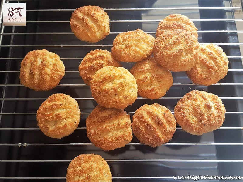 Making of Quick Bolinhas (coconut-semolina cookie)