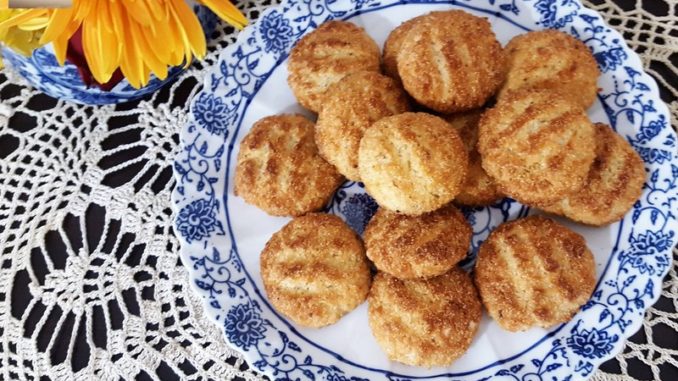 Quick Bolinhas (coconut-semolina cookie)