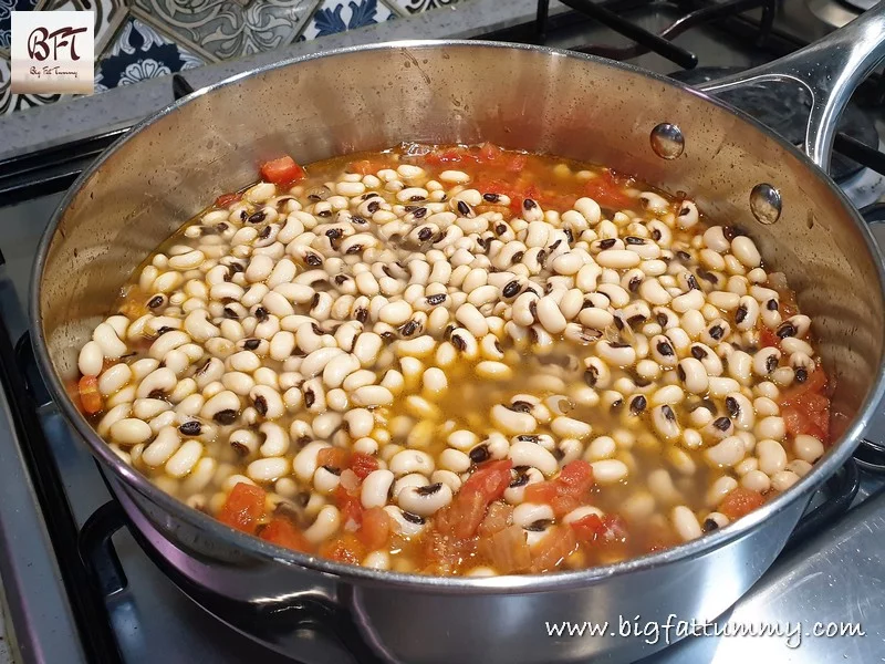 Making of Chavli in Coconut-Cashewnut Gravy